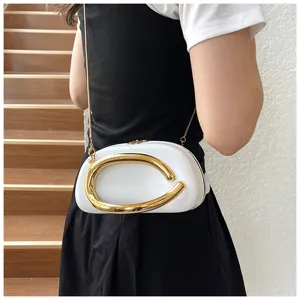 Sac bandoulière blanc avec poignée en métal doré sculpté et bandoulière chaîne chic.