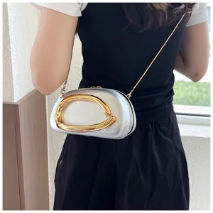Sac bandoulière argenté uni tendance avec poignée en métal doré et chaîne pour femmes.
