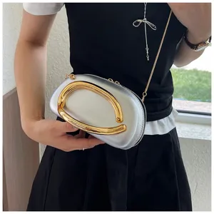Sac bandoulière rugby argenté élégant avec poignée métallique dorée pour femmes.