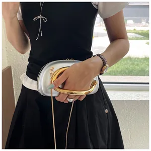 Sac a main pochette metallique argente avec poignee sculptee dores et chaine pour femmes.