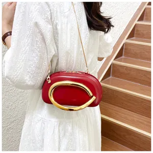 Sac bandoulière rugby rouge pour femmes, élégant sac épaule chaîne poignée métal