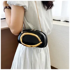 Sac à main rugby noir pour femme, élégant anneau en métal et bandoulière chaîne dorée.