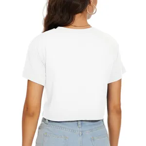 Achterkant detail van casual wit korte mouw crop t-shirt met lichtblauwe jeans.