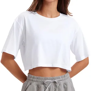 Witte crop top t-shirt detail met zachte stof, ronde hals en korte mouwen design.