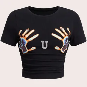 Schwarzes kurzarm crop top fuer frauen mit stilvollem handabdruck und buchstabe u design