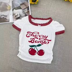 Γυναικείο λευκό κοντομάνικο πλεκτό T-shirt με κόκκινη δαντέλα τύπωμα κεράσι κορυφή