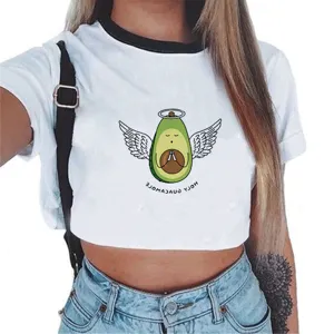 Detailaufnahme des süßen Avocadoprint-Crop-Tops mit kontrastierendem Kragen für Damen.