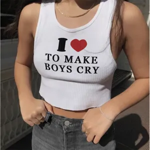Nahaufnahme des weißen gerippten Crop-Tops mit markantem schwarzem Buchstaben-Print.