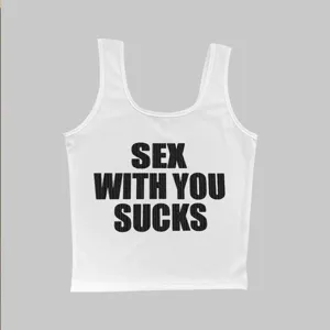 Weißes ärmelloses Crop-Top Y2K Rippshirt mit coolem Spruch-Druck für Streetwear.