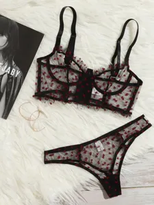 Damen transparente Spitze sexy Dessous Set mit rotem Herzmuster und verstellbaren Trägern.