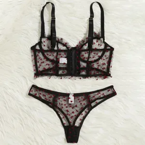 Schwarzes transparentes Dessous Set mit rotem Herzmuster, feine Träger und Hose.