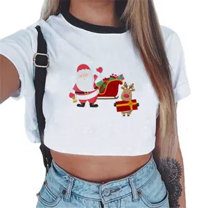 Detail van crop top met kerst grafische print van kerstman en rendier op de voorkant.