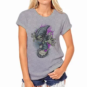 Camiseta gris de mujer de manga corta con estampado gráfico genial para el verano.