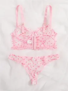 Rosa transparente Spitzen-Lingerie-Detail mit süßem Herzmuster, zarten Trägern und weichem Mesh.