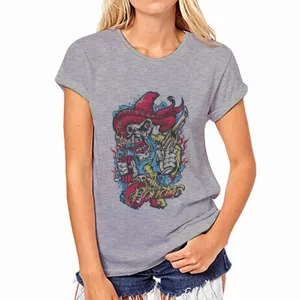 Detalle de camiseta gris de manga corta para mujer con estampado de calavera colorida.