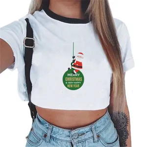 Casual witte crop top met korte mouwen en een feestelijk kerstman grafisch ontwerp.
