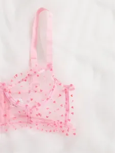 Rosa transparente Spitzen-BH mit süßem rotem Herzmuster, zarten Rüschen und verstellbaren Trägern.