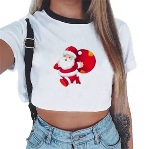 Close-up detail van wit dames crop top met kerstman print en zwarte kraag voor feestdagen.