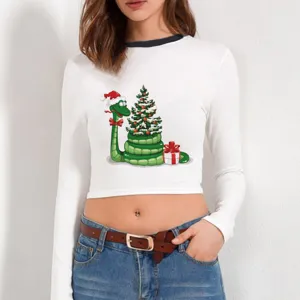 Λεπτομερής όψη του λευκού crop top με εορταστικό γραφικό σχέδιο χριστουγεννιάτικου φιδιού.