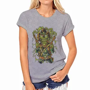 Detalle de camiseta gris mujer con diseño gráfico de calavera verde y tela muy suave.