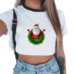 Stijlvolle dames crop-top met kerstmanprint en contrasterende zwarte randdetails.