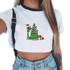 Detailopname van witte crop top met schattige kerstslang print en stijlvolle zwarte kraag.