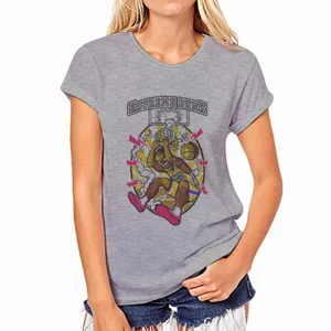 Camiseta gris de manga corta para mujer con estampado gráfico de baloncesto dunk casual.