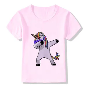 Maglietta rosa a maniche corte per bambini con un grazioso dettaglio di unicorno.