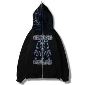 Schwarzer Kapuzenpullover mit Reißverschluss, Strass-Grafik und Spinnennetz-Kapuze.