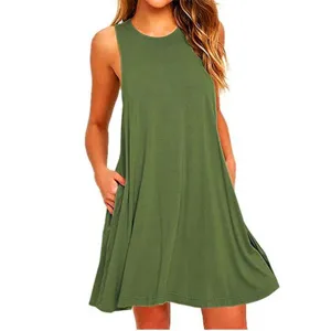 Vista dettagliata dell'abito estivo senza maniche verde militare da donna con tasche.