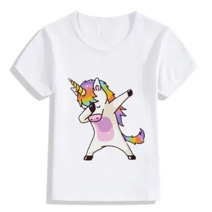 Vista dettagliata della t-shirt bianca a maniche corte per bambini con grafica unicorno dab.