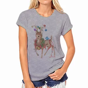 Close-up detail van de vintage kerst hert print en zachte stof op het grijs t-shirt.