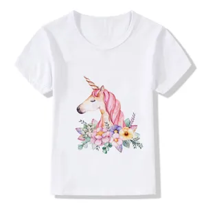 Simpatico t-shirt bianca per bambini a maniche corte con grazioso unicorno e stampa floreale.