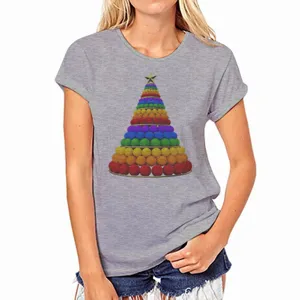 Gedetailleerd uitzicht op het grijze dames t-shirt met korte mouwen en kerstprint.