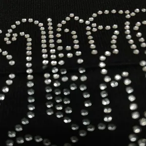 Schwarzes Strass Hoodie Detail Ansicht trendige Streetwear Hip Hop Mode Bekleidung