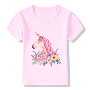 Dettaglio grafico unicorno ad acquerello carino su t-shirt rosa, top estivo.