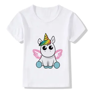 Vista dettagliata t-shirt bianca maniche corte bambini con grazioso unicorno.