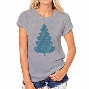 Detail van het grijze dames t shirt met korte mouwen en een blauwe boomprint erop.