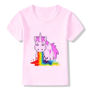 Carina t-shirt a maniche corte rosa per bambini con simpatica grafica unicorno arcobaleno.