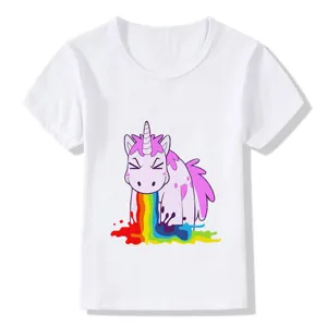 Vista dettagliata della t-shirt bianca a maniche corte per bambini con stampa di un unicorno.