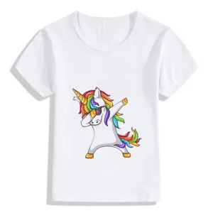 Maglietta bianca a maniche corte per bambini con dettaglio grafico di unicorno colorato.