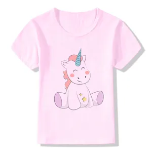 T-shirt rosa a maniche corte per bambini con stampa di unicorno carino per l'estate.