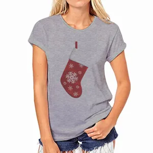 Grijs dames korte mouw t-shirt met kerstsok print, casual feestelijke vakantie top.