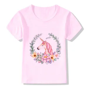 Dettaglio in primo piano della simpatica stampa unicorno ad acquerello sulla maglietta rosa.
