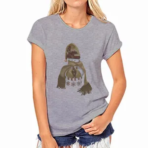 Close-upweergave van de vintage kerstsneeuwmanprint op het grijs damesshirt met korte mouwen.