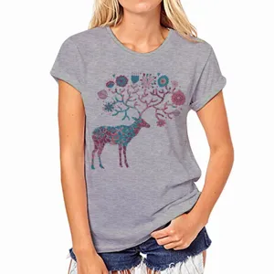 Detailopname van de bloemhert grafische print op het grijze dames t-shirt met korte mouw.