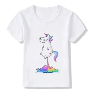 T-shirt bianca a maniche corte per bambini con simpatico grafico unicorno arcobaleno