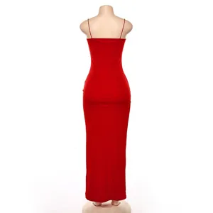 Rückansicht Detail des roten figurbetonten Slip-Kleides mit tailliertem Schnitt und elegant.
