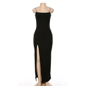 Schwarzes figurbetontes Spaghettiträger Maxikleid mit hohem Schlitz, elegant und schick.
