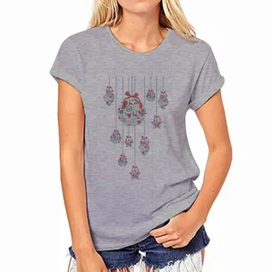 Grijs dames t-shirt met korte mouwen en leuke kerstballen grafische print voor dagelijks.